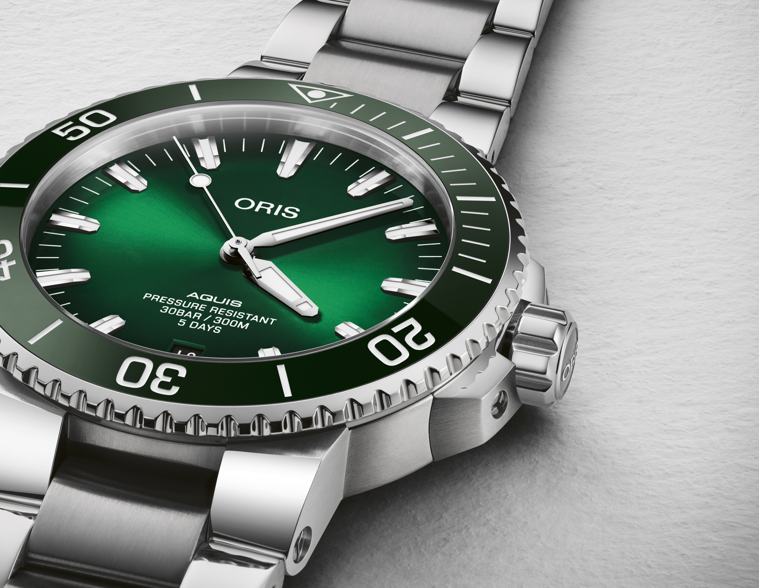 Oris Aquis Date Calibre 400 43.5mm Stainless Steel Green Dial On Bracelet